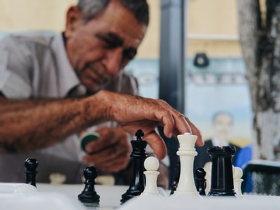 男子下棋的浅焦照片